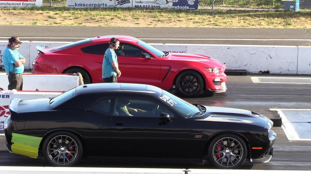 Shelby GT350 vs Challenger SRT 392 -drag race