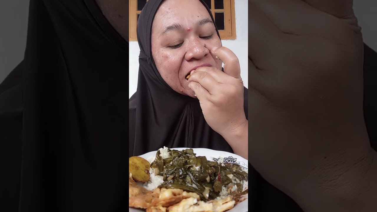Makan tumis genjer dan dadar telur sama jengkol
