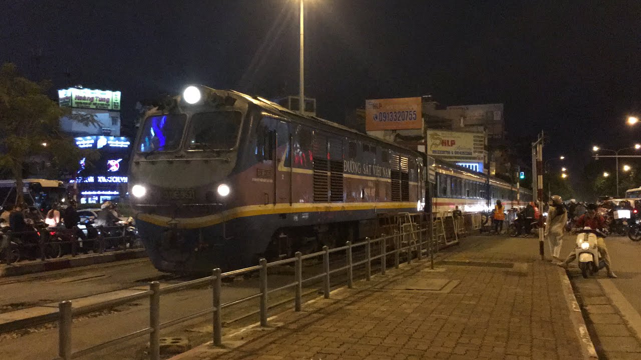 D19E-962 lần thứ 2 rời Hà Nội khi kéo tàu SE3 qua Chắn Kim Liên