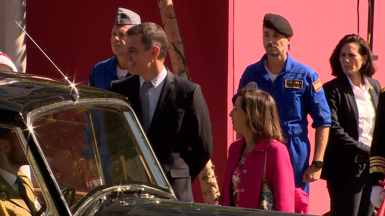 Gritos y abucheos a la salida de Pedro Sánchez del desfile del 12-O