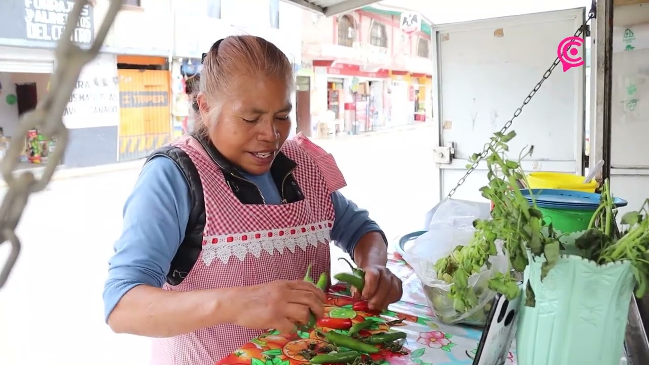 La vida sigue en Xalizintla, entre boda, la burla de las autoridades y el estallido del Popocatépetl