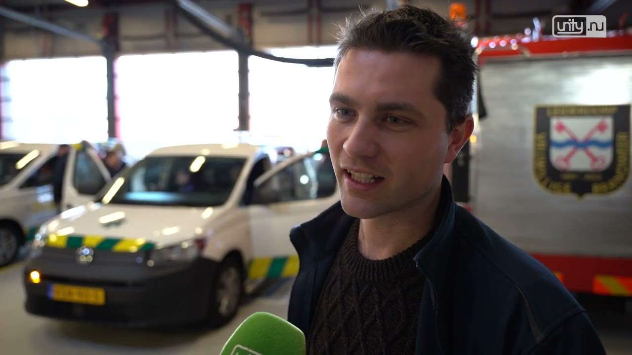 Vrijwilligers Dierenambulance in hun nopjes met nieuwe wagens