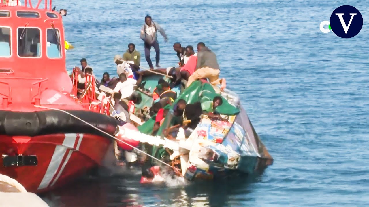 Las cámaras de TV captan el vuelco de un cayuco en El Hierro con varios muertos