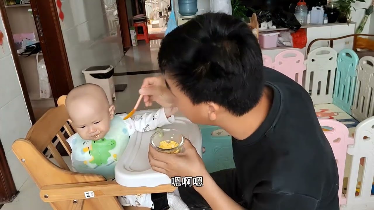 9个月宝宝打针太逗了，爸爸一手按头一手按胳膊，看着心疼又好笑 #奶爸 #宝宝打预防针 #爸爸带娃 #宝爸带娃 #老爸带娃