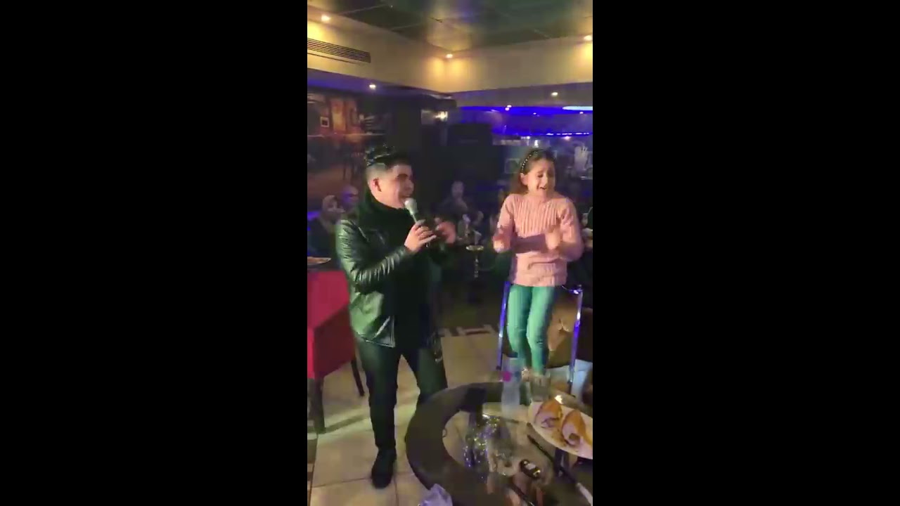 بنت زي العسل تغني 