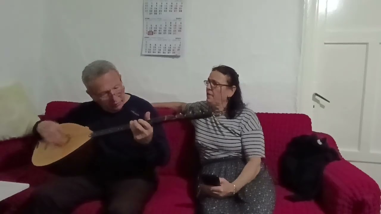 Başımdan bir kova sevda döküldü 