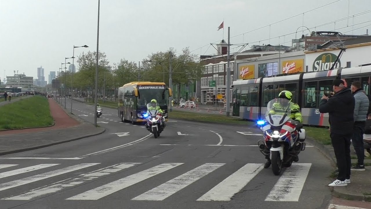Begeleiding spelersbus GO Ahead Eagles tijdens de Bekerfinale 2025 in de KuipRotterdam