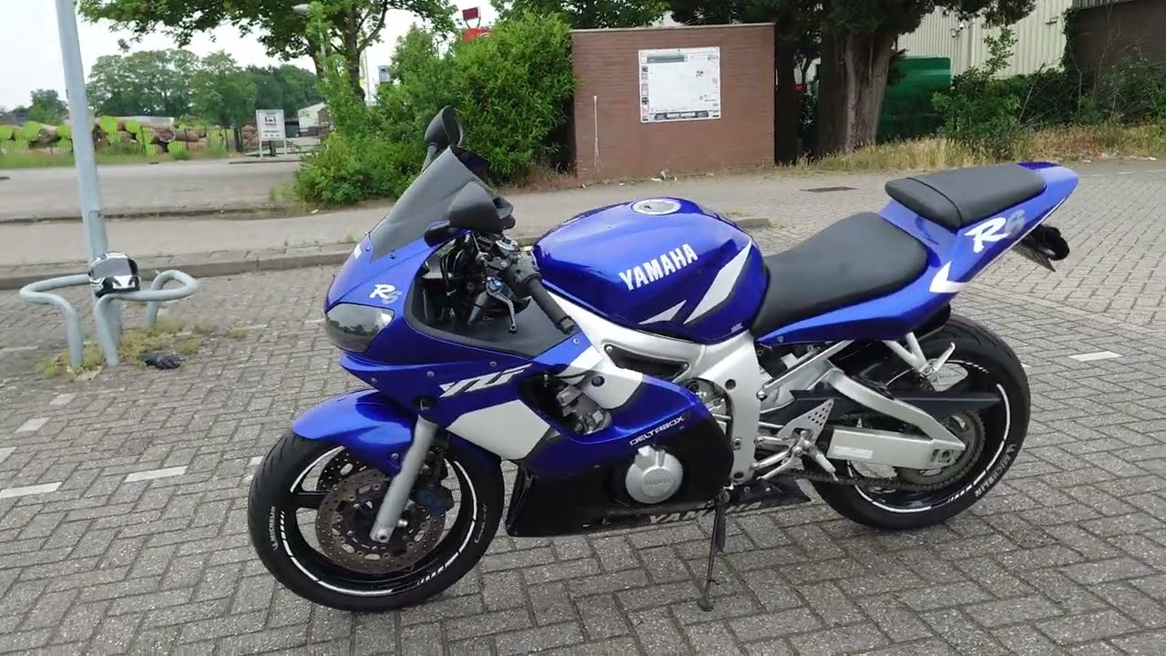Very LOUD Yamaha R6 GP exhaust sound! Walkaround a beautiful 2001 r6.