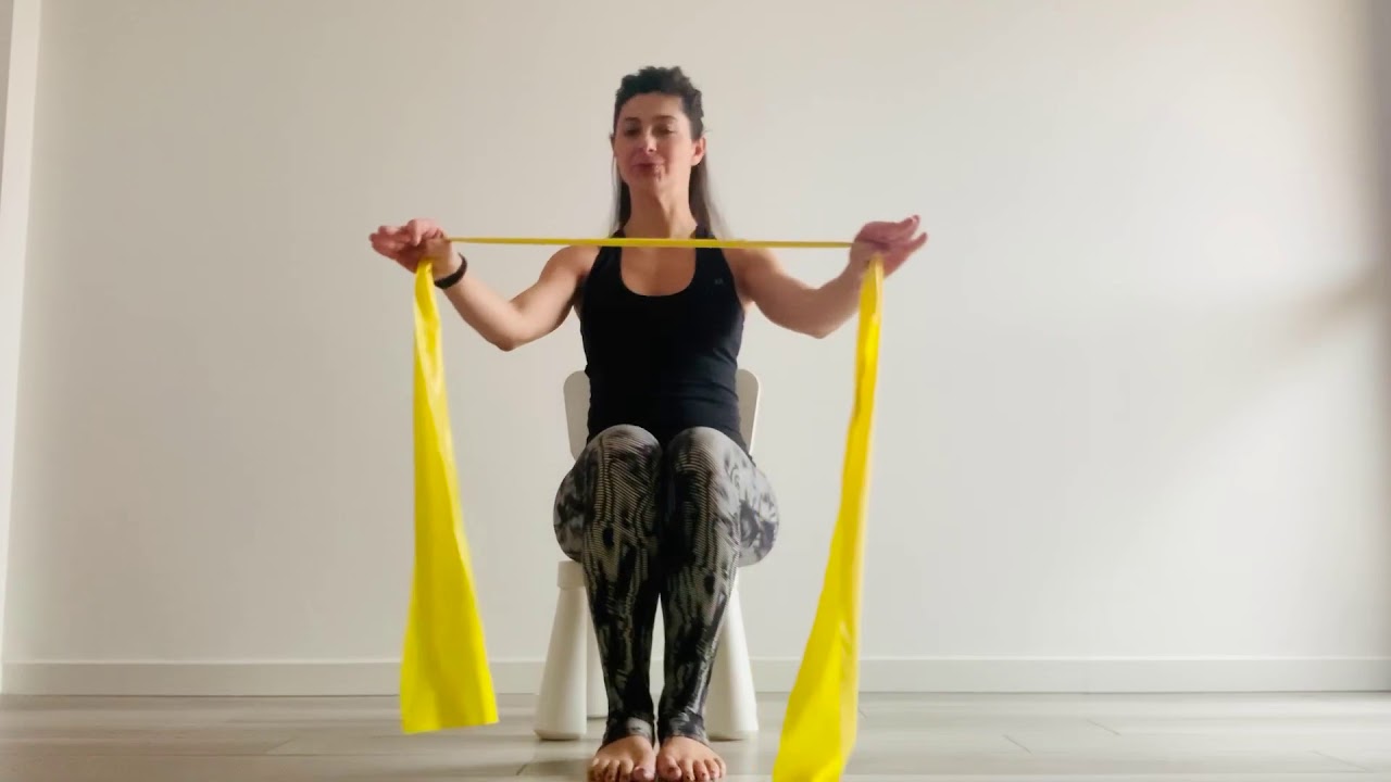 Esercizi di tonificazione braccia e spalle con elastico da seduti