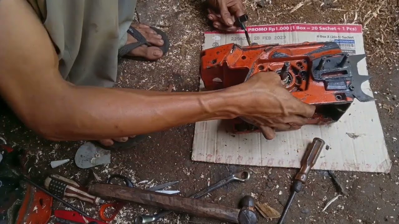 cara ganti lakher crankshaft husqvarna 268.hanya dengan alat2 sederhana.belajar 👍