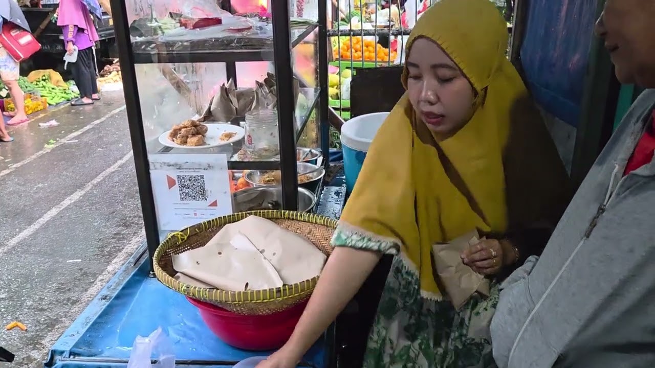 Hujannya deras semoga kayak rezeki deras datangnya . . .🤲