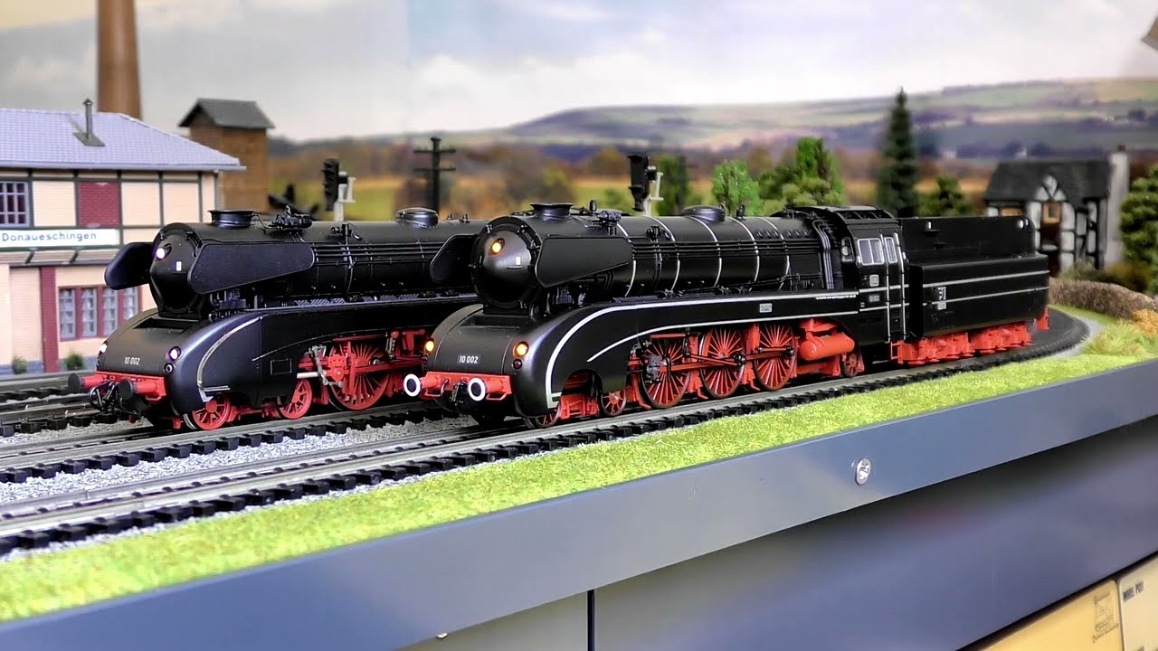 Comparison of Trix and Roco BR 10 Locomotives.  The Trix 22125 has a Hornby HM7000 Sound Decoder.