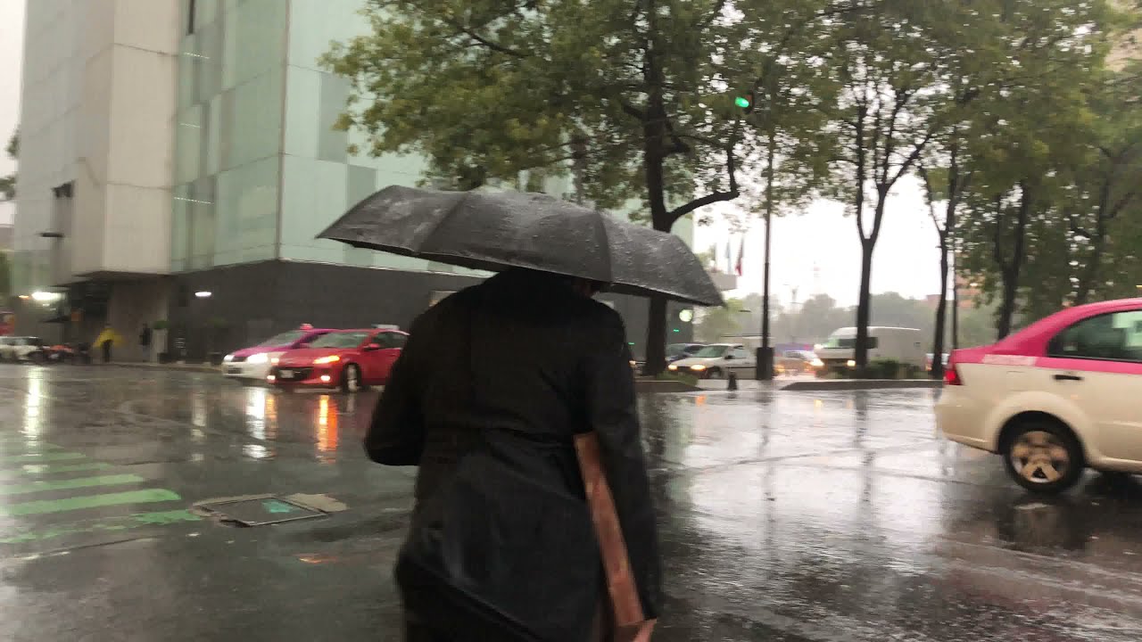 [4K, HDR] Walk Under Rain, from Evening to Night in CDMX [60 FPS]