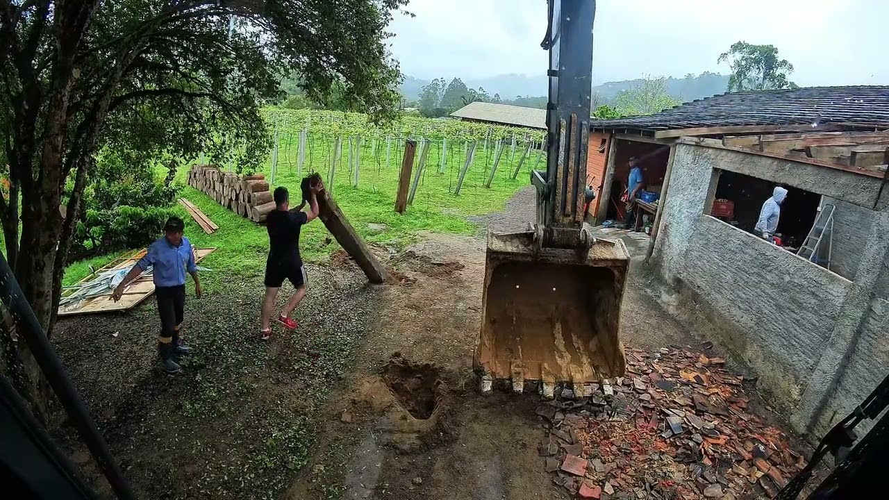 escavadeira derubando construcao
