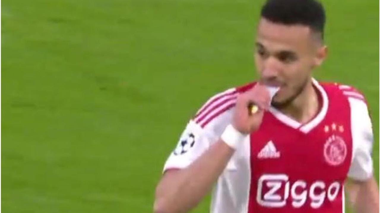 VIDEO: Schlitzohr-Tore: Die genialsten Momente der Fu&szlig;ball-Geschichte