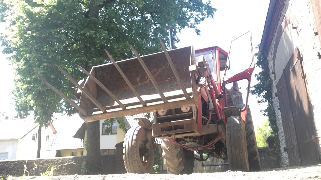 Frontlader an unseren MF 275 angebaut