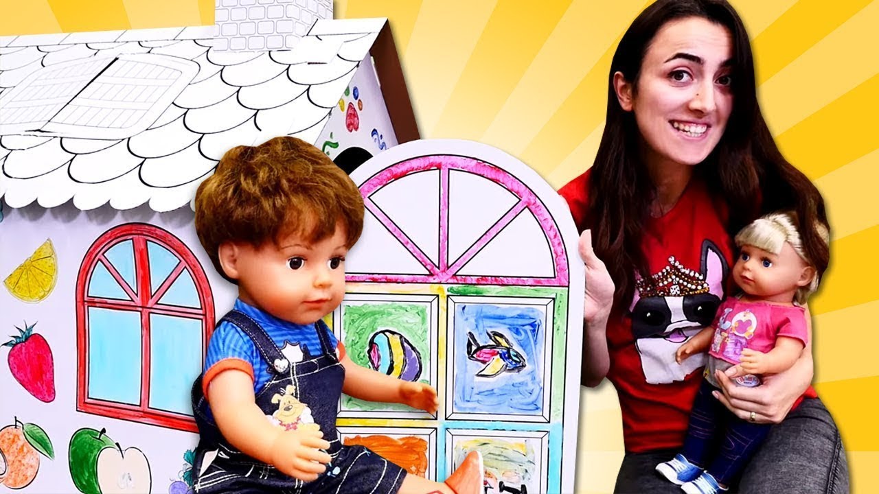 Baby Born bakma oyunları. Sevcan bebekler için karton boyama oyun evi kuruyor