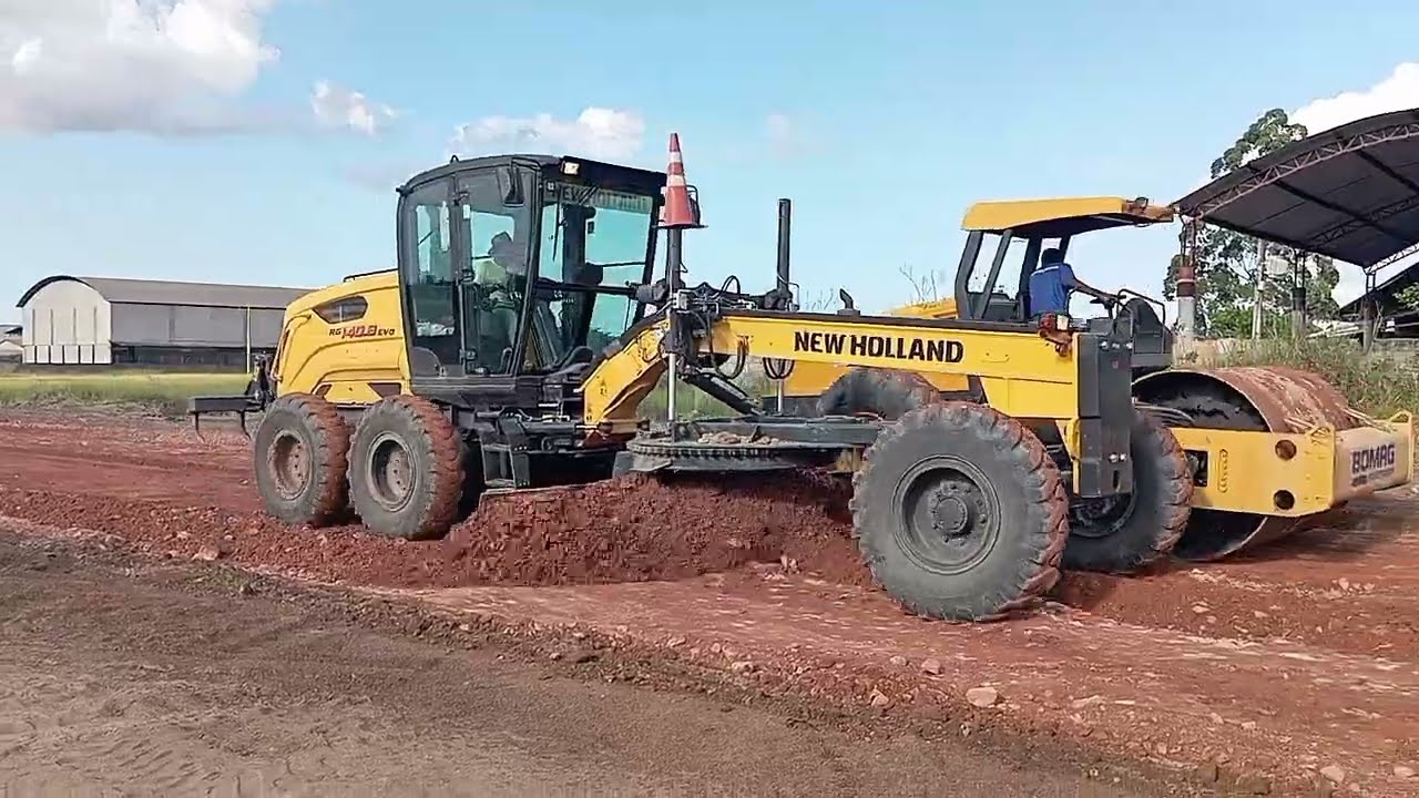 MOTONIVELADORA EM BASE PARA PAVIMENTAÇÃO 