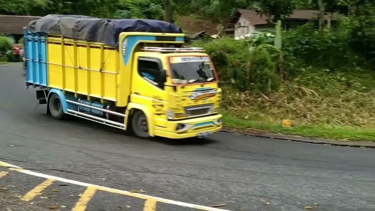 BUS TOLOLET FULL LINTASI TIKUNGAN TAJAM JALUR TENGKORAK LAHOR KARANGKATES