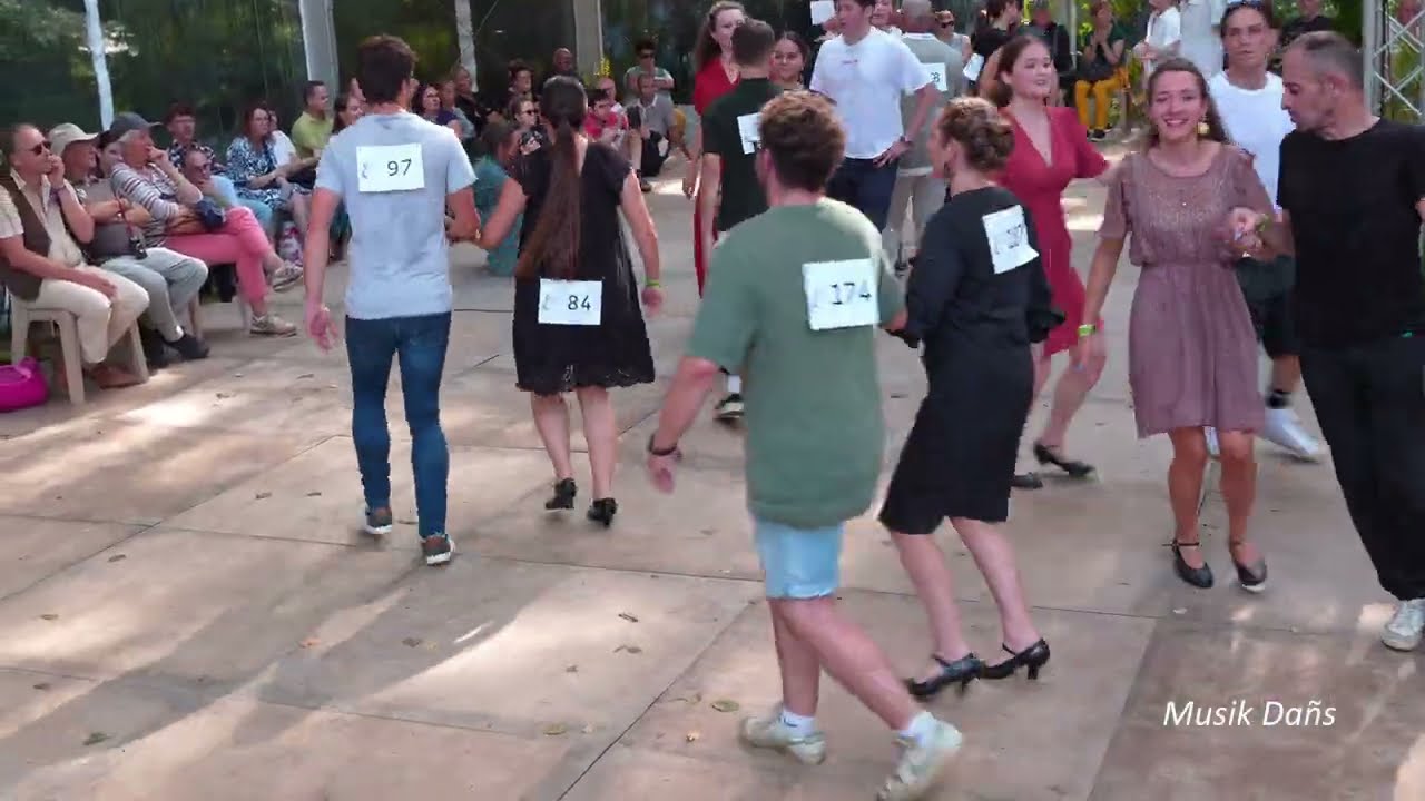 Danse bretonne : Finale du Championnat de Bretagne à Gourin : gavotte bigoudène par Hénaff/Meunier