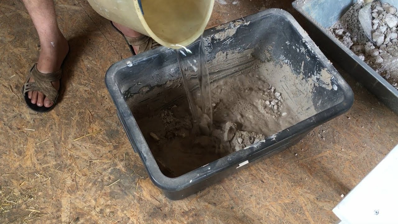 КАК ЗАМЕШИВАТЬ ГЛИНУ С СОЛОМОЙ ДЛЯ ОБМАЗЫВАНИЯ СТЕН (Mix clay and straw for smearing walls) Этап 3