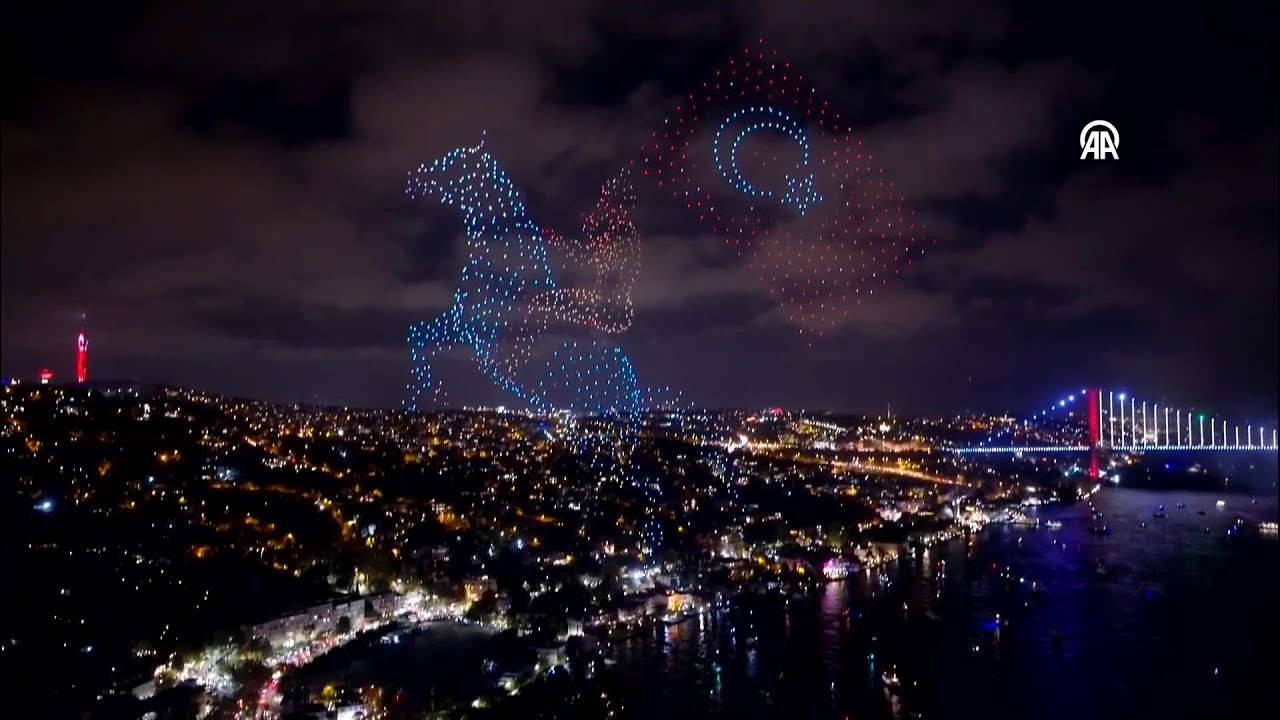 İstanbul Boğazı'nda dron gösterisi - Cumhuriyet’in 100. Yılı İçin