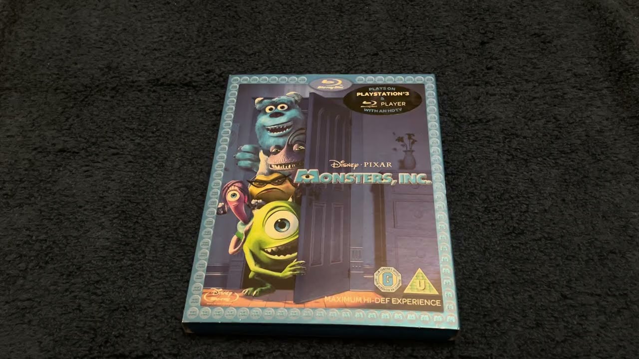 Распаковка Blu-ray диска с мультфильмом «Корпорация монстров» от Disney и Pixar.