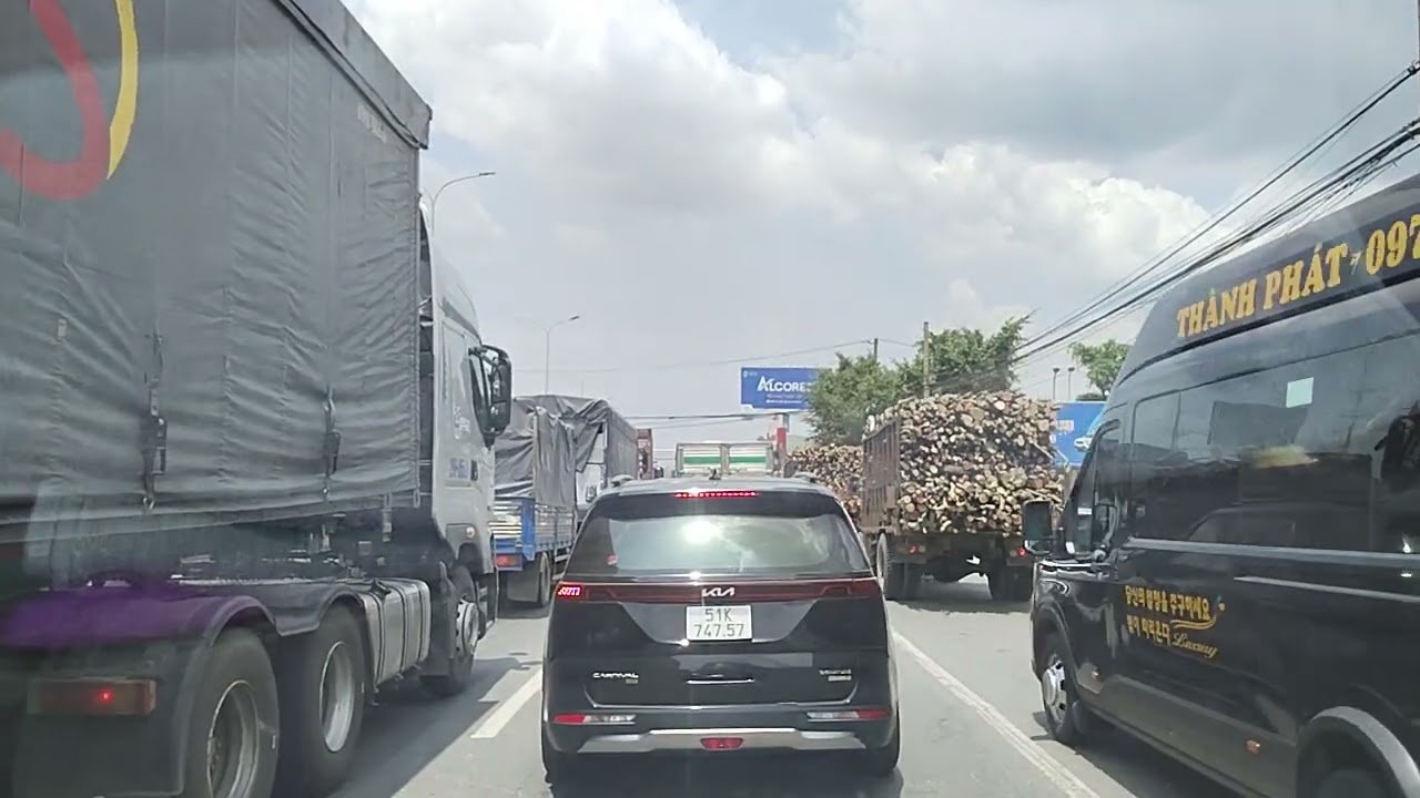 Quốc Lộ 51 Bị Lấn Chiếm Làm Bãi Đậu Đổ Xe 