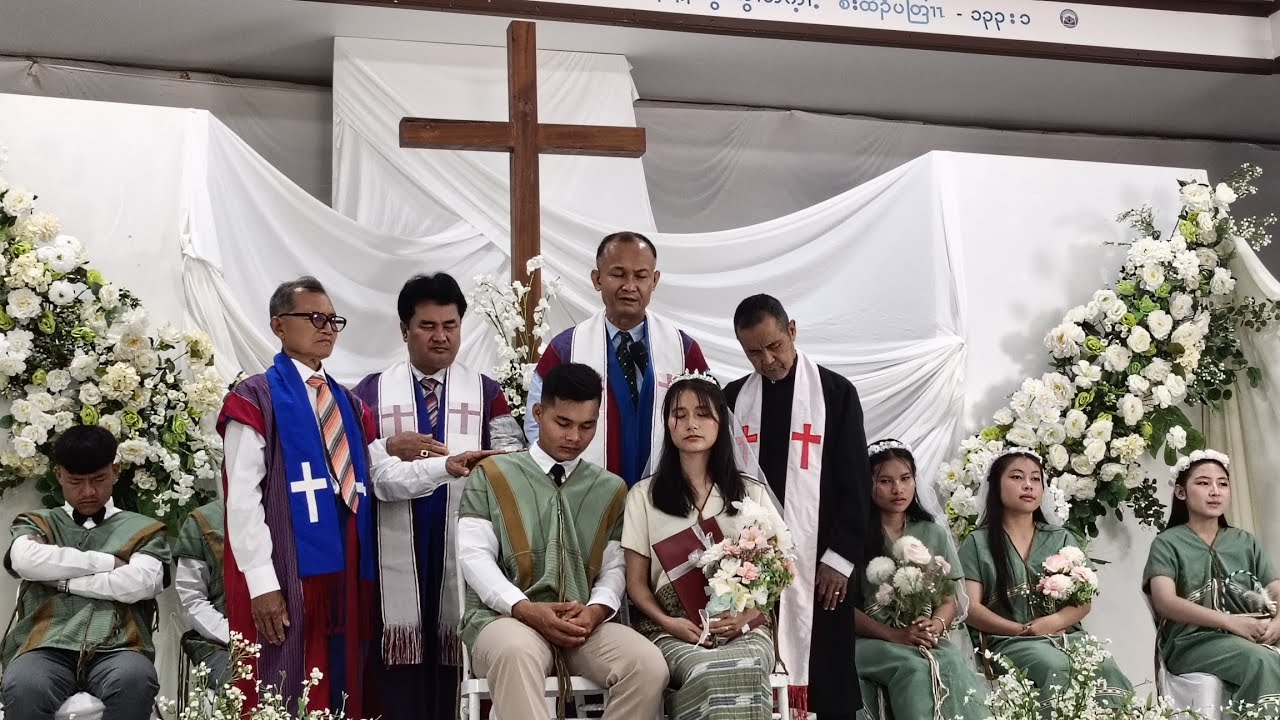 A Karen wedding ceremony in the mountains; the bride and groom are so cute 🥰