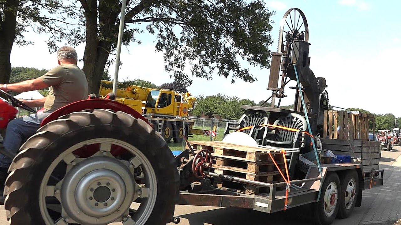 Anreise der Traktoren am Freitag- Historisch Festival in Panningen 29.07.2022 Niederlande