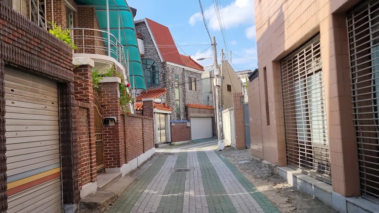 대구광역시 서구 내당2,3동 - 반고개역푸르지오 아파트 뒤편에서 큰장길 침구류 명물거리로 이어지는 골목 (2024년 5월 11일)