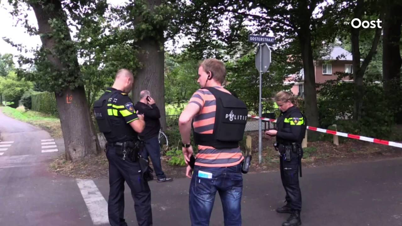 Incident Oosterstraat in Enschede, brandweerpakken en kogelwerende vesten