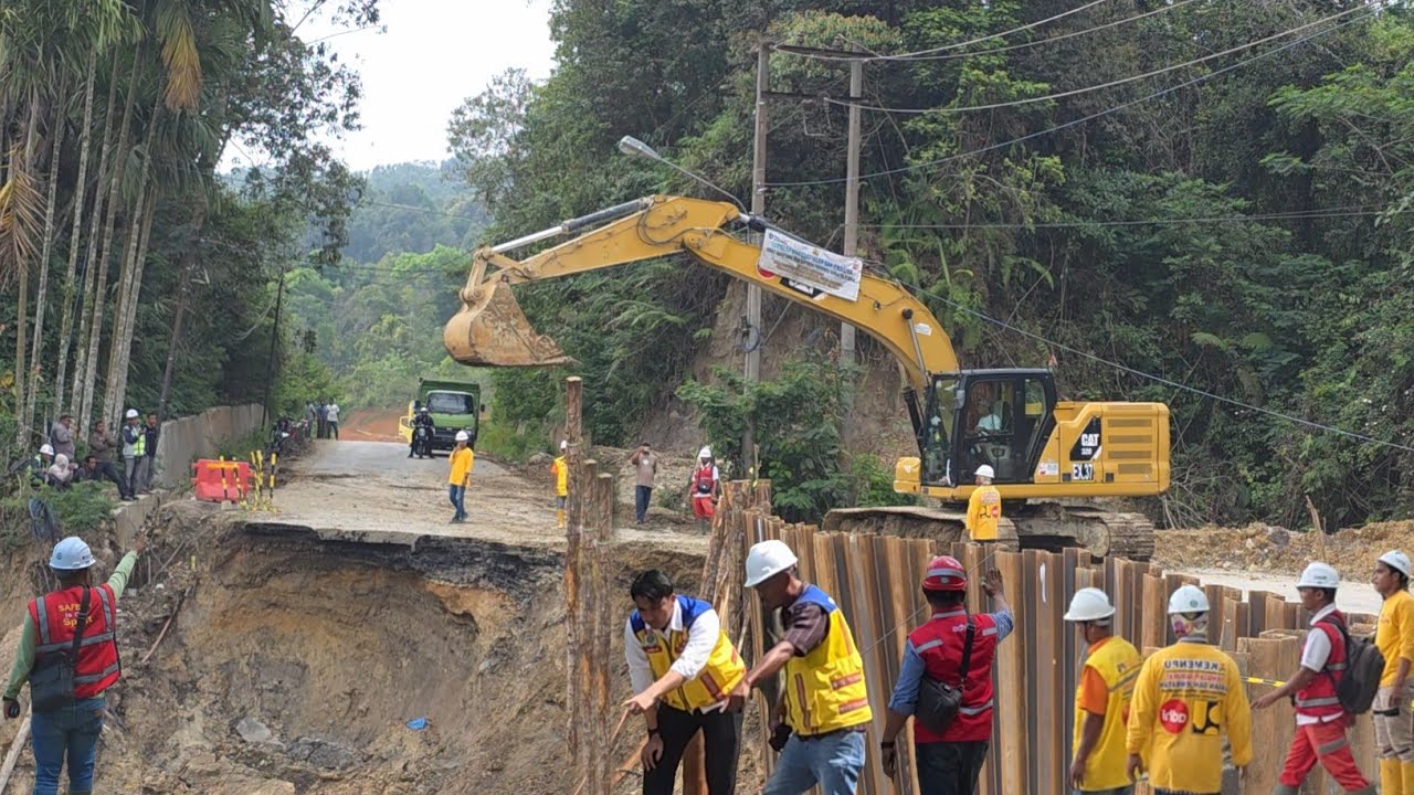 Jalur Batu Jomba Nyaris Putus !!! Pemancangan Menggunakan Kayu Dilakukan