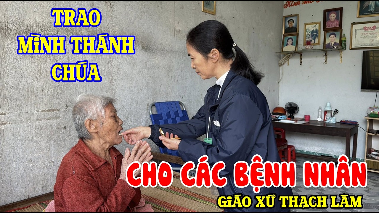 TRAO MÌNH THÁNH CHÚA CHO CÁC BỆNH NHÂN - GIÁO XỨ THẠCH LÂM