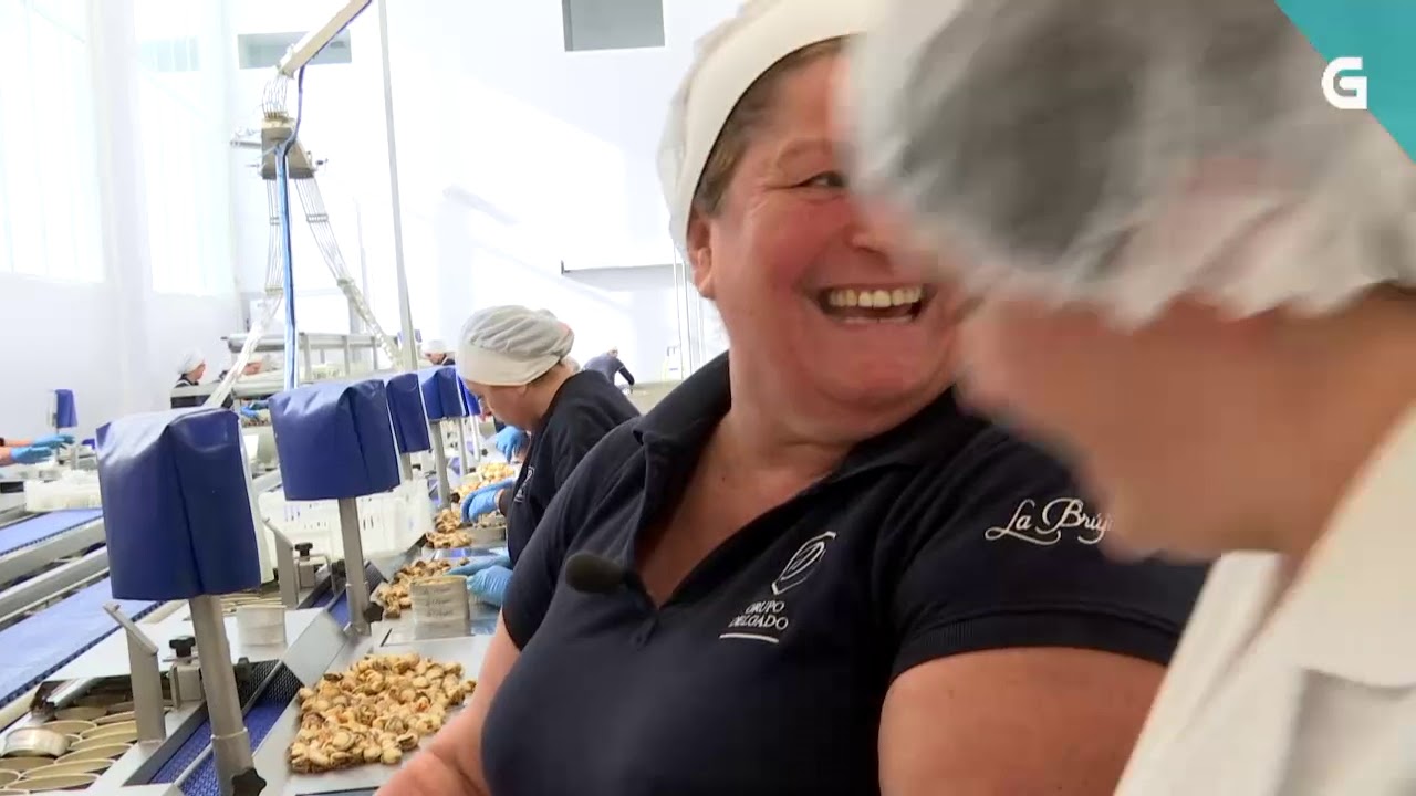 El programa Larpeiros, de Televisión de Galicia, visita la fábrica de Conservas La Brújula