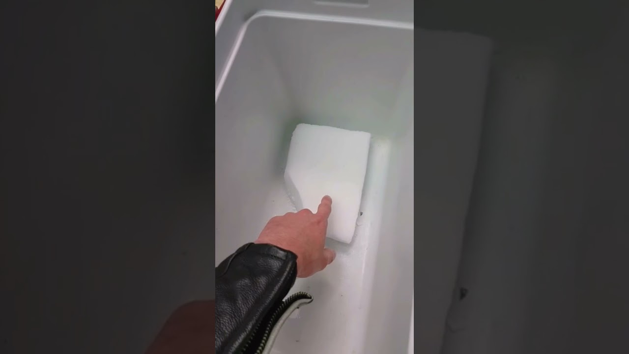 H&atilde;y cẩn thận khi sử dụng đ&aacute; kh&ocirc;. Kh&ocirc;ng được chủ quan với độ lạnh của đ&aacute; kh&ocirc; (dryice) c&aacute;c bạn nh&eacute;