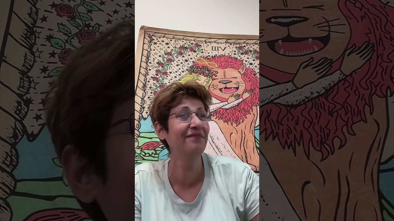 #معجزة -صفات الحمل# -لما تبقي حافي وربنا يرزقك بشبشب بلاش تغير مشيتك علشان البلد كلها عارفه بعضيها😏👌