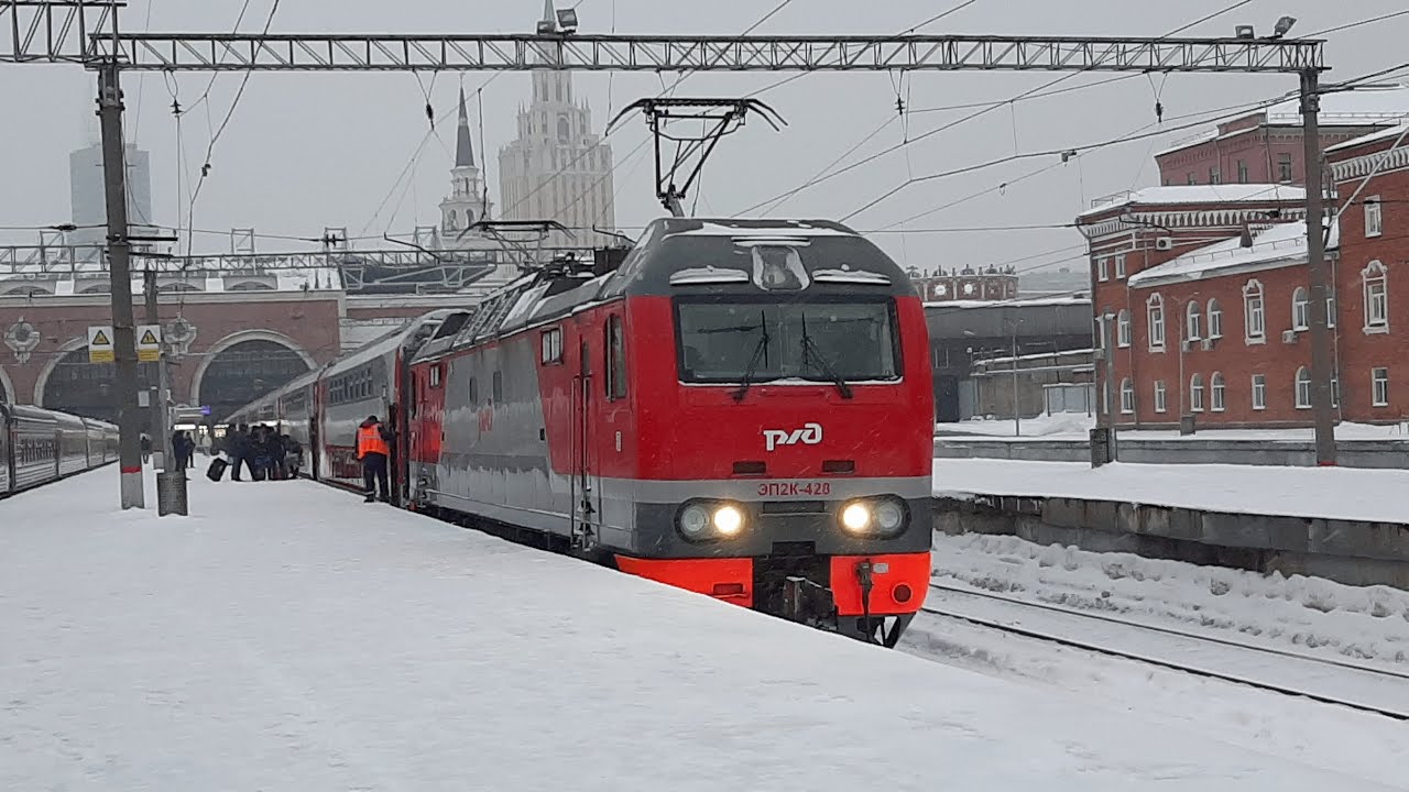 Отправление ЭП2К-428 с пассажирским поездом №556Ч сообщением Москва-Адлер
