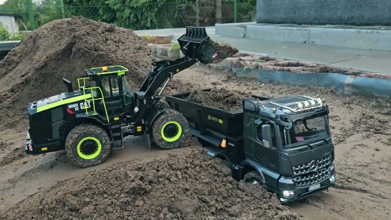 RC Caterpillar Radlader belädt einen Arocs Kipper in 