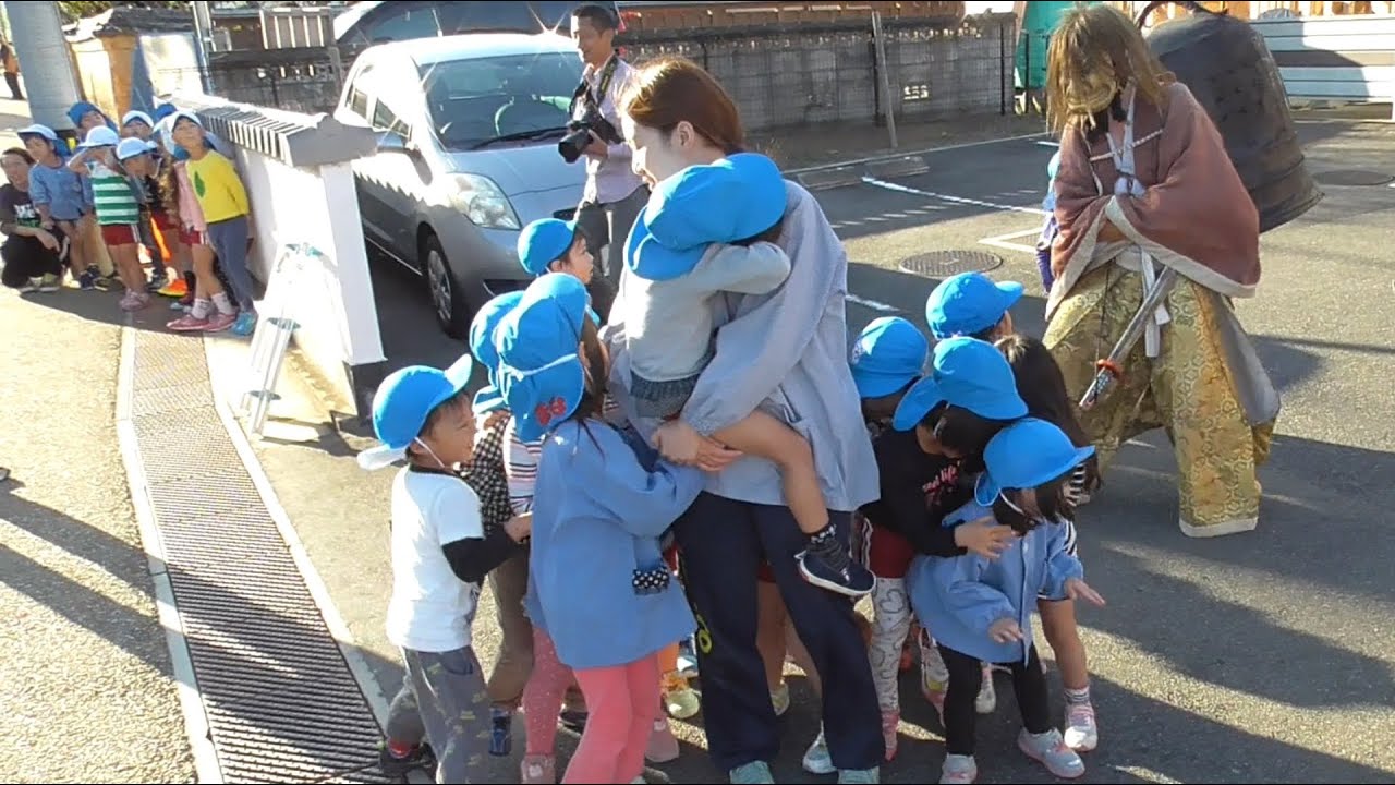 上野天神祭 足揃の儀（鬼行列）園児たちが悲鳴を上げながら鬼をお出迎え 三之町筋 上野徳居町 終点付近 2016