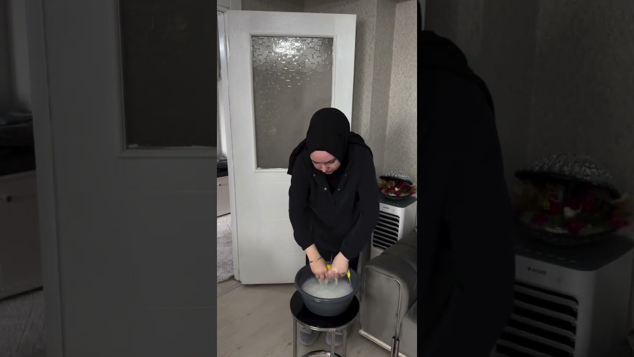 KAPILAR BÖYLE TEMİZLENİR‼️🫧 #temizlik #short #kapıtemizliği #youtubeshorts #keşfet