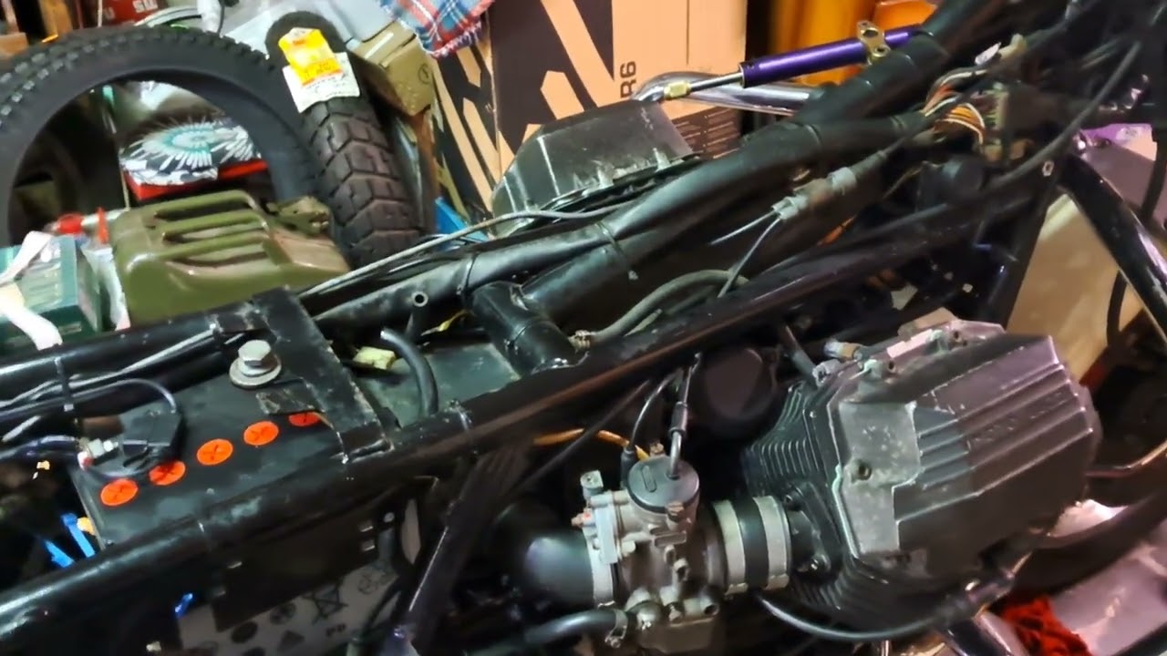 Wymiana filtra powietrza Moto Guzzi California 1000 cześć 1