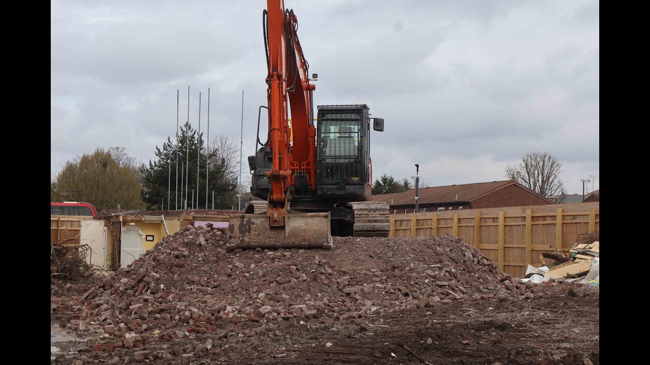 13 Ton Digger at work