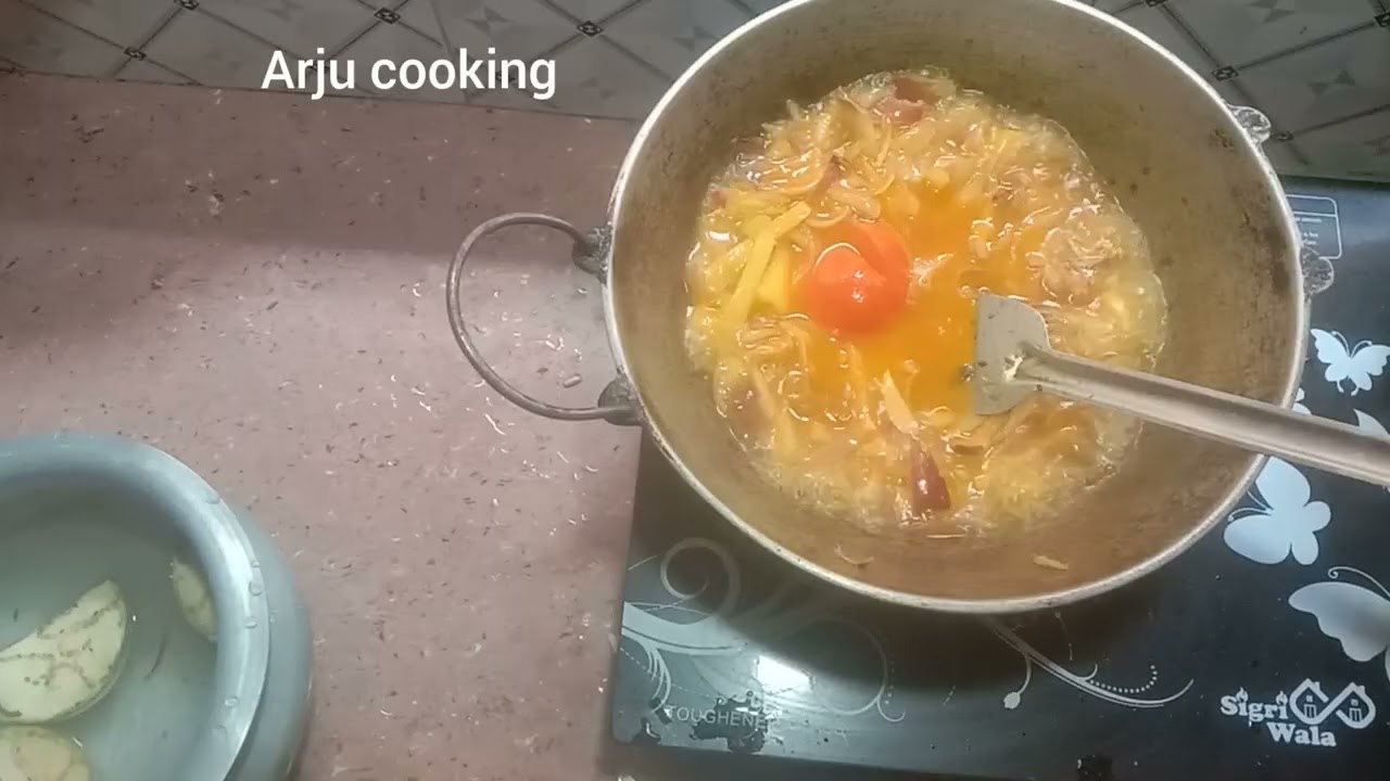 Piyajkulir bhaja o chochodi Mach ranna 