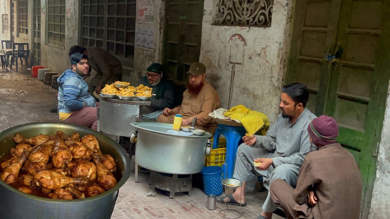 INSANE 5AM 😱 PAKISTANI CHICKEN STREET FOOD BREAKFAST IN LAHORE | HAJI GOGA MURGH | CHICKEN CURRY 