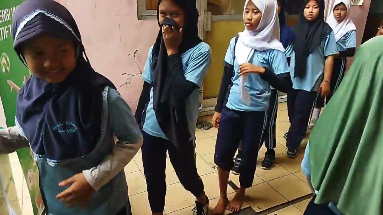 Bagi Bagi Milo Gratis di sekolah SD ikan kerapu !!! 