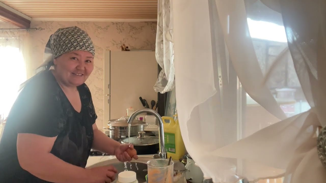 После бани грязь месить не охота. Аялушка начала кушать 🥰 Дома пахнет вкусным борщом и пирогом 🙏