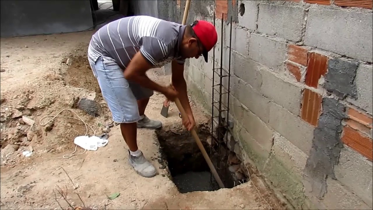Pedreiro concretando sapata isolada retangular.