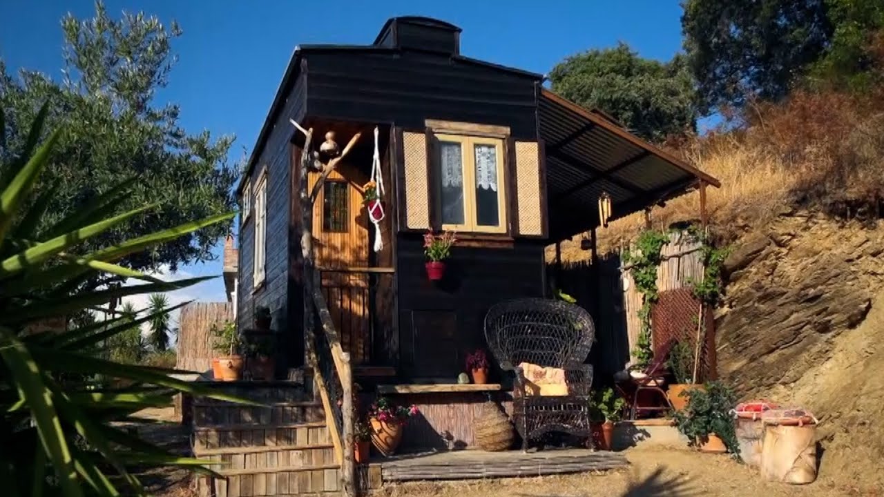 Tour a Self Made Dinky Dwelling