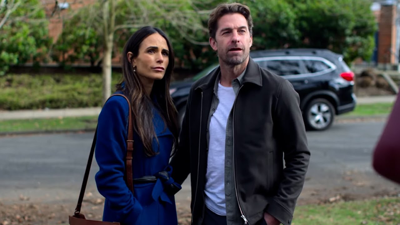 بيدوروا على بيت جديد فواحد بيعرض عليهم فيلا من غير فلوس بس بشرط انهم مايفتحوش القبو (Cellar Door)